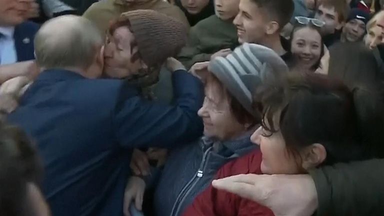 Moment où Vladimir Poutine est pris dans ses bras et embrassé par des mamies russes lors d'une visite.