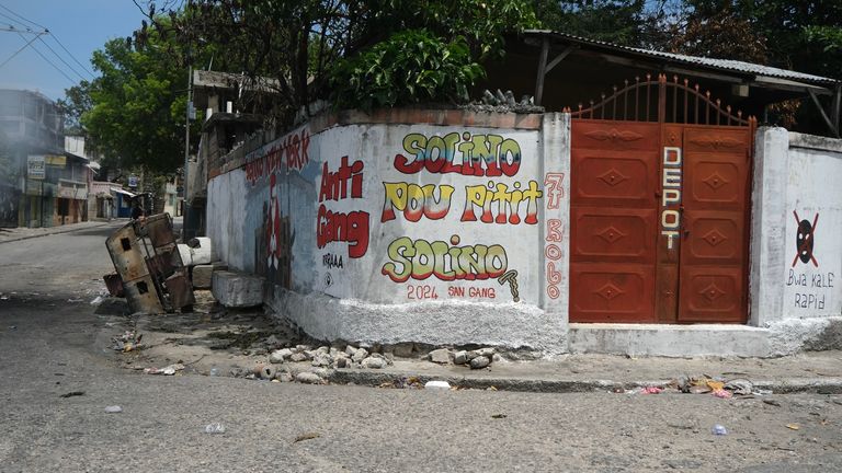 Anti-gang graffiti in Solino