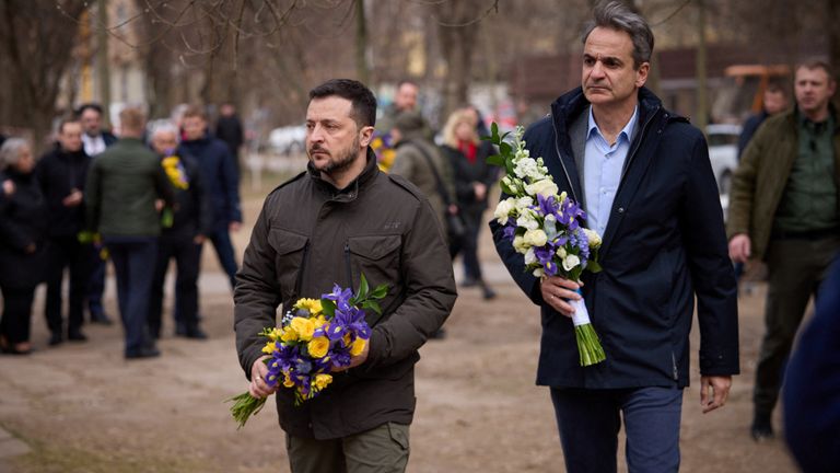 Ukraine&#39;s President Volodymyr Zelenskiy and Greek Prime Minister Kyriakos Mitsotakis visit a makeshift memorial to the victims of previous day&#39;s drone strike that heavily damaged an apartment building, amid Russia&#39;s attack on Ukraine, in Odesa, Ukraine March 6, 2024. Ukrainian Presidential Press Service/Handout via REUTERS ATTENTION EDITORS - THIS IMAGE HAS BEEN SUPPLIED BY A THIRD PARTY