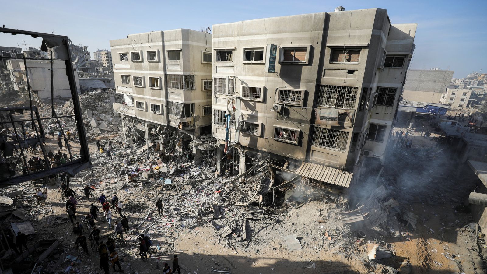 Израелските войски се изтеглят от главната болница в Газа след двуседмично нападение, оставяйки разрушения и трупове