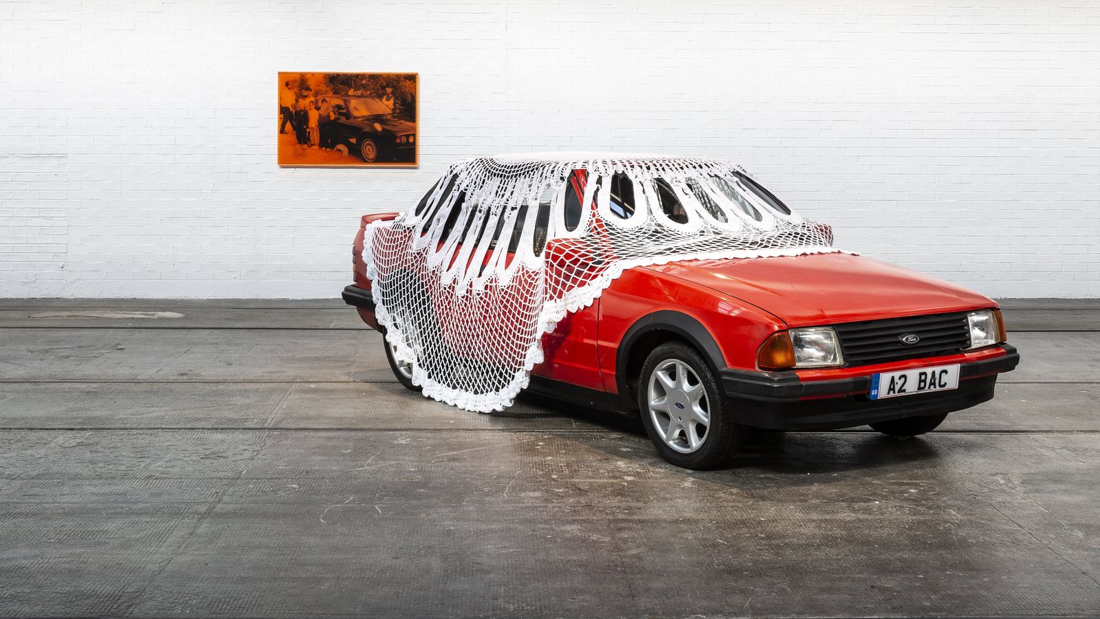 Художник, който покри спортна кола с гигантска салфетка, номиниран за награда Търнър