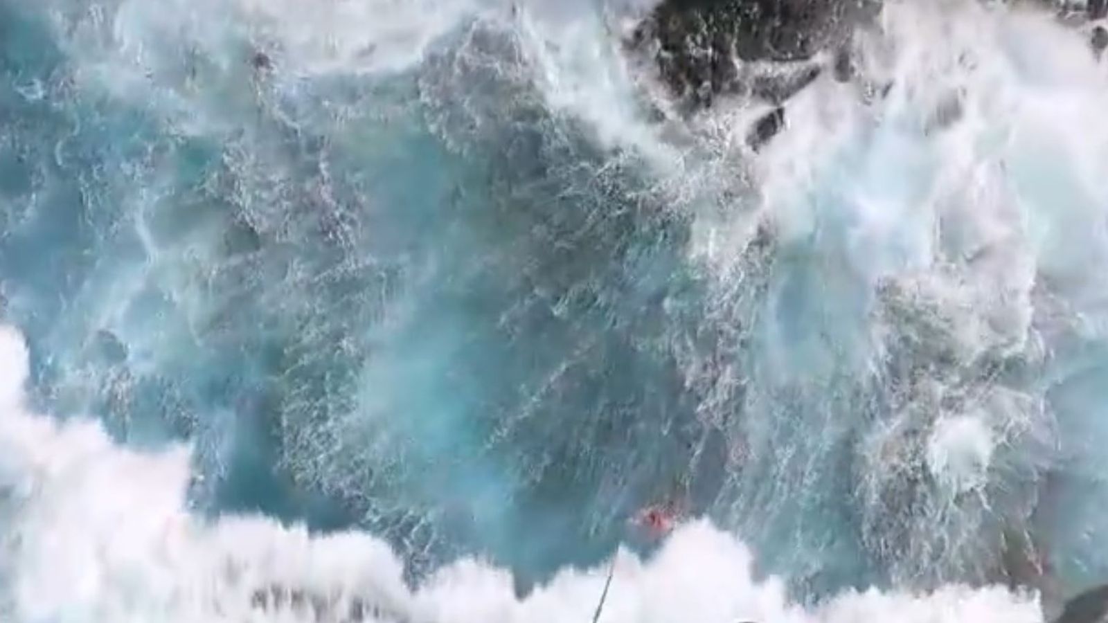 Турист почина, след като падна в морето в Тенерифе - като кадри показват екстремни вълни, удрящи крайбрежието