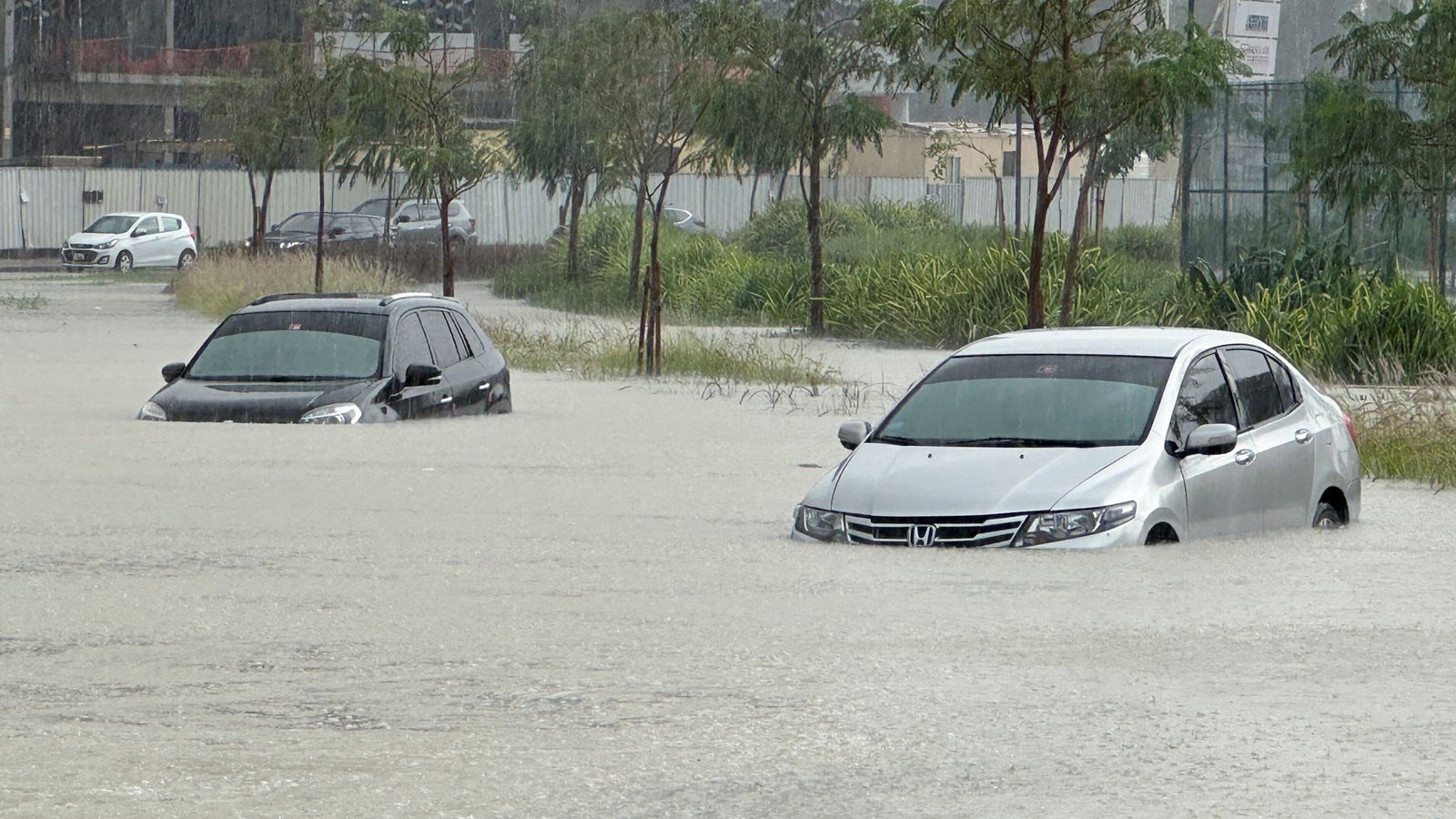 Домовете и пътищата в Дубай са наводнени, а асфалтът на летището изглежда като езеро, тъй като градът-държава е ударен от годишните валежи за един ден