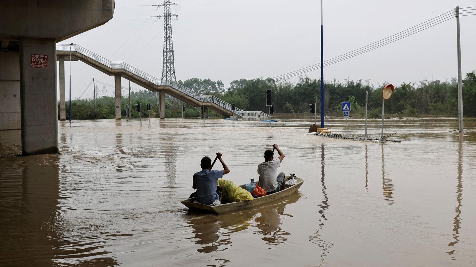 Наводнения в Китай: Четирима загинаха, след като градове бяха потопени след дни на рекордни валежи