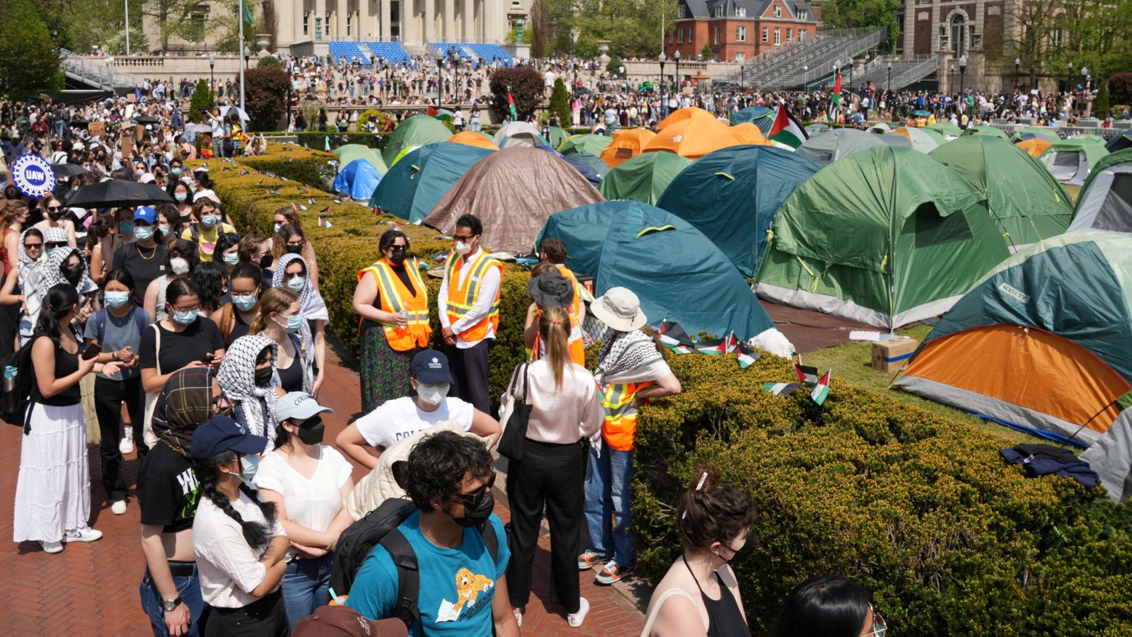 Войната между Израел и Хамас: Студентите се противопоставят на заплахата за отстраняване от пропалестински протестен лагер на Колумбийския университет