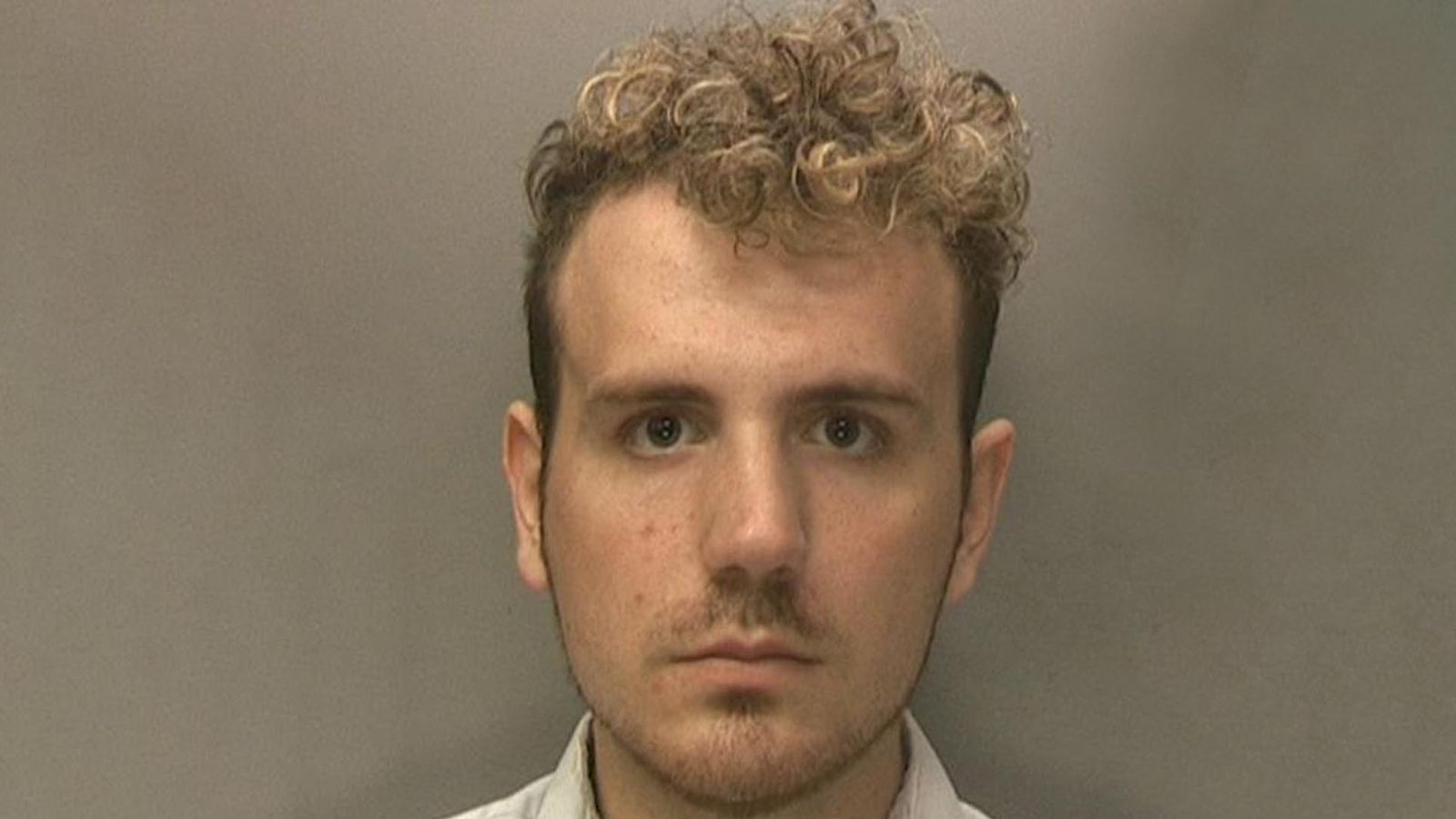 Първата по рода си присъда за удар в Обединеното кралство, издадена, след като мъж беше прострелян в лицето от въоръжена група поради измамно обаждане
