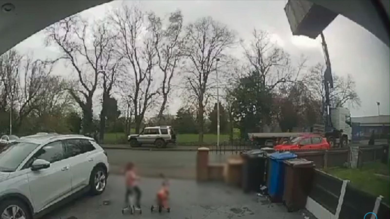 Момиче избягва падащия кран за секунди, докато се разбива в къщата на Уигън