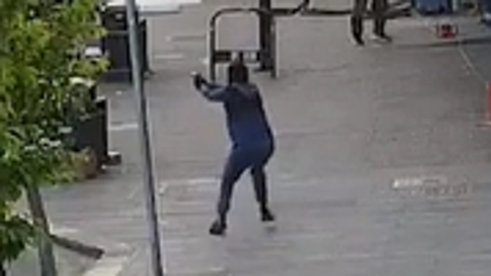 Маскиран въоръжен мъж, който стреля по кола на оживена лондонска улица в 
