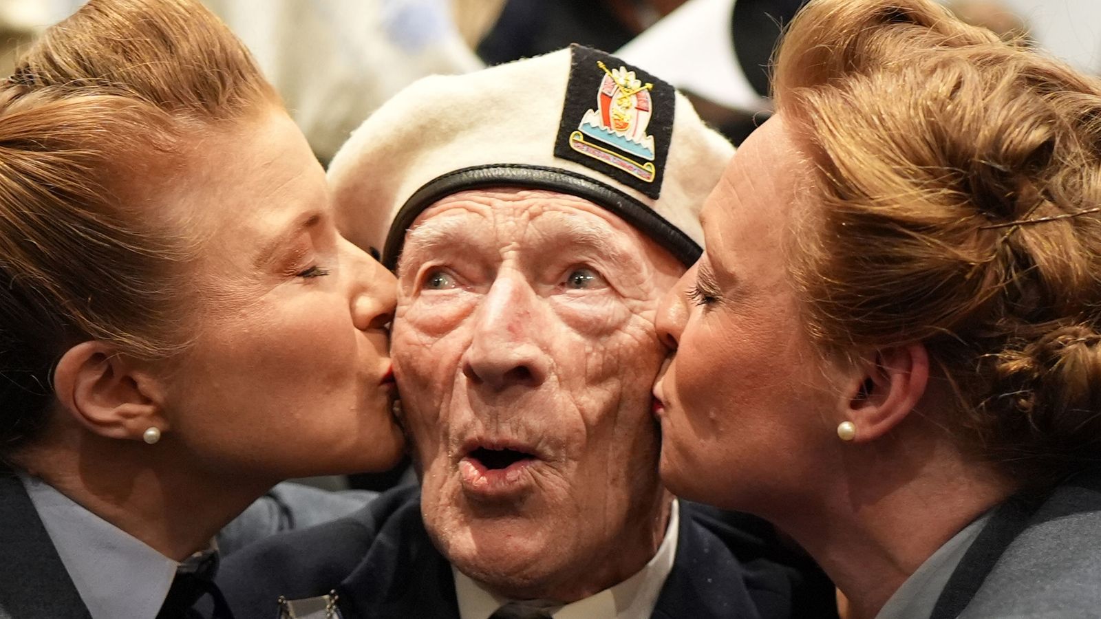 Ветерани от Втората световна война споделят „жива история“ с деца преди 80-ата годишнина от Деня D