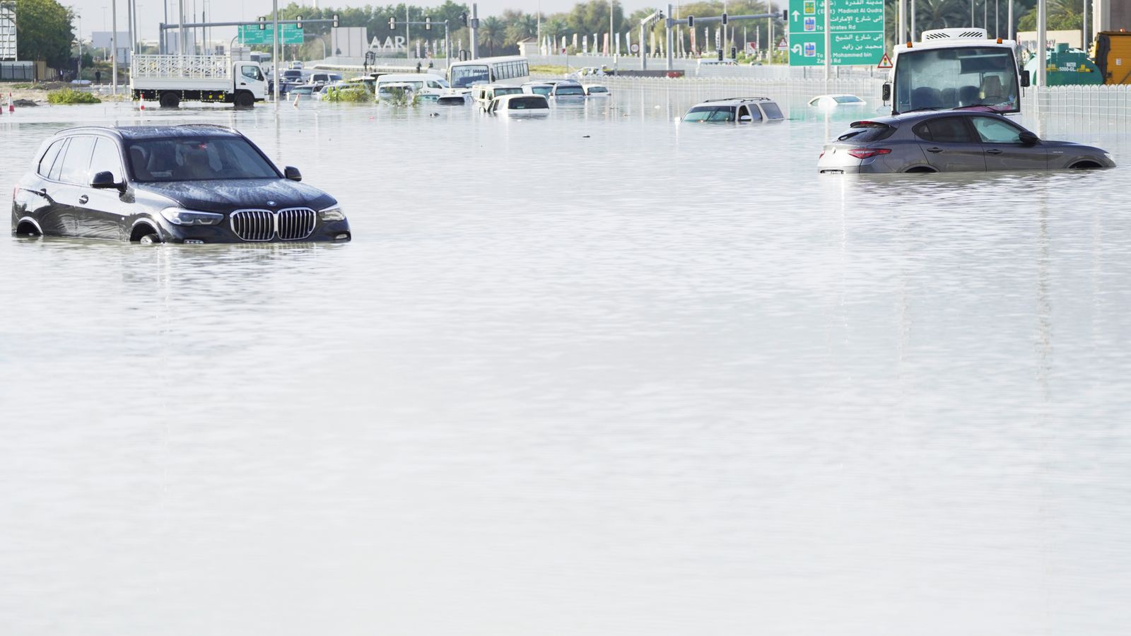 „Касапница“ на летището в Дубай, тъй като ОАЕ бяха засегнати от „най-обилните валежи от 75 години“