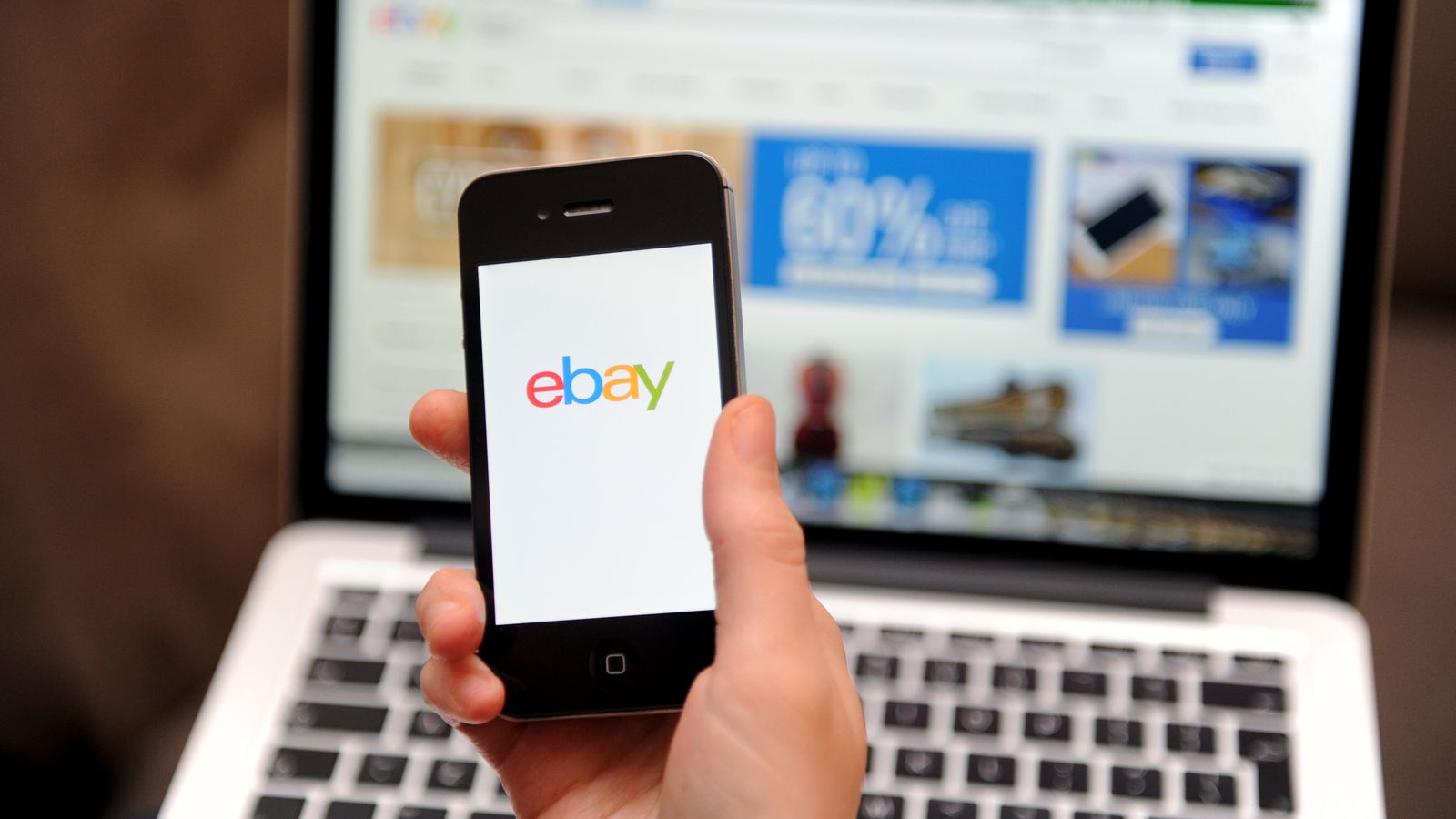 eBay намалява таксите за продажба на дрехи втора употреба