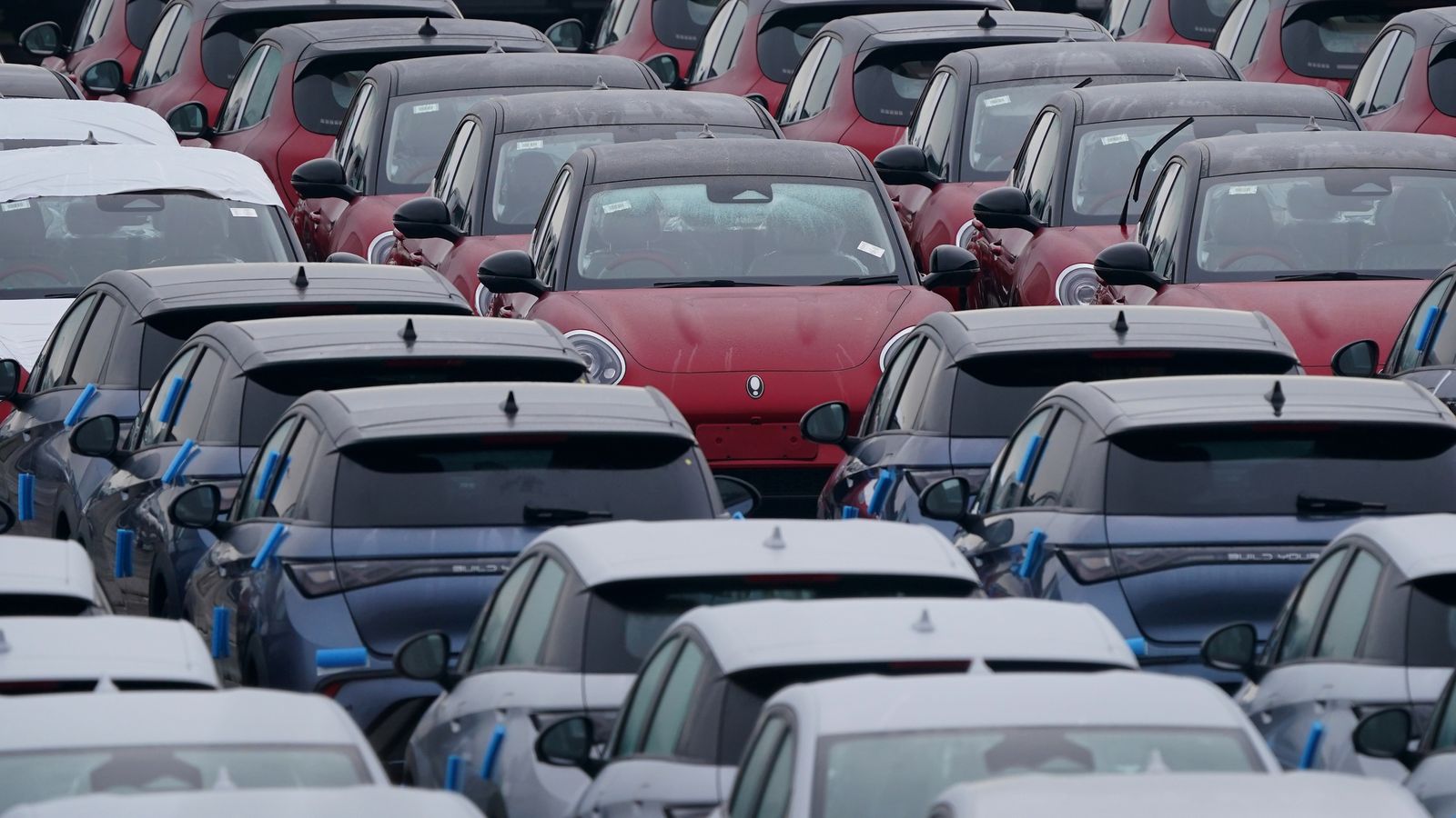 Пазарният дял на електрическите автомобили в Обединеното кралство се свива, сочат цифри