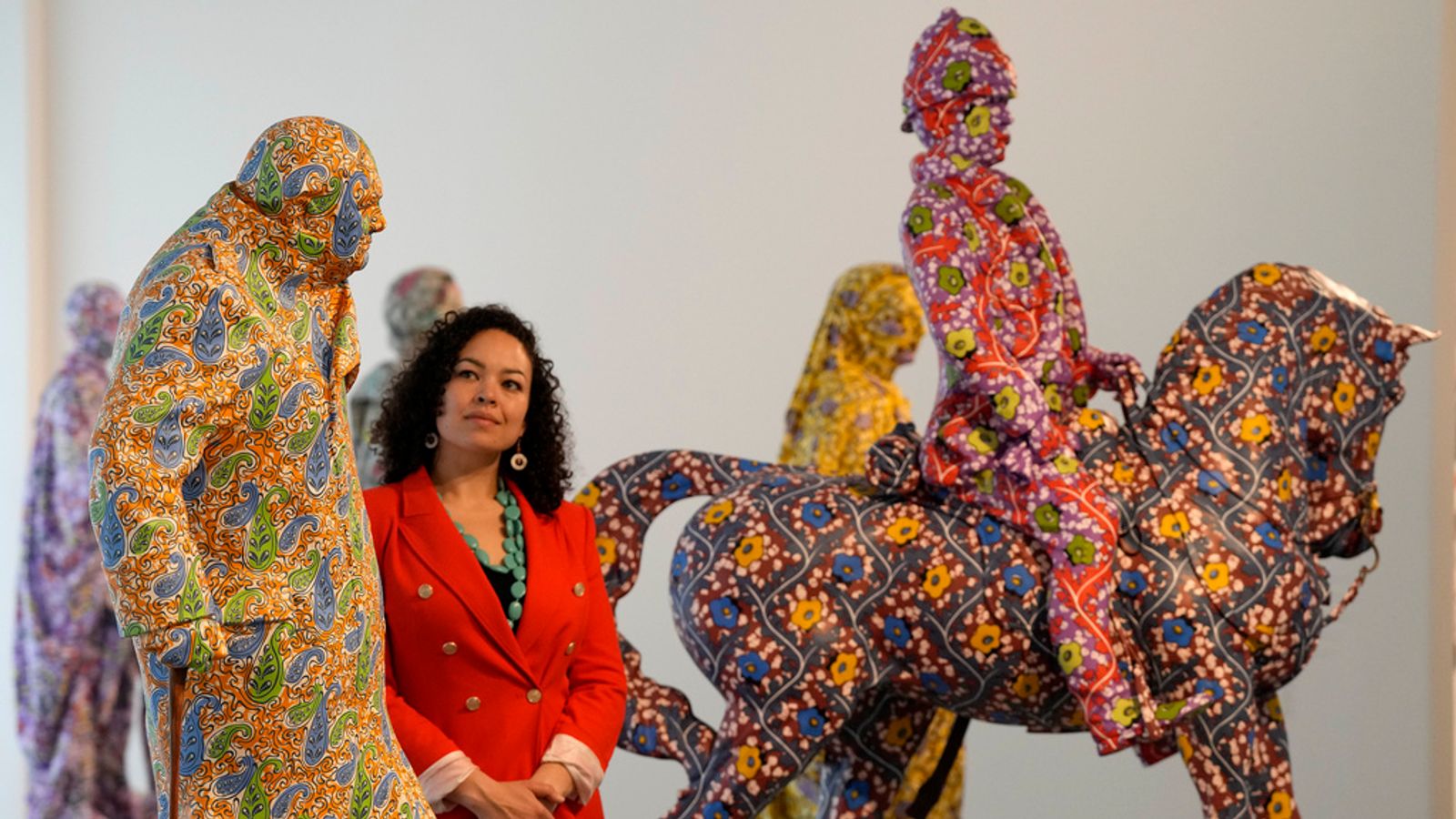 „Не трябва да изтриваме историята“: Йинка Шонибаре за новата му изложба и въздействието на имперските амбиции