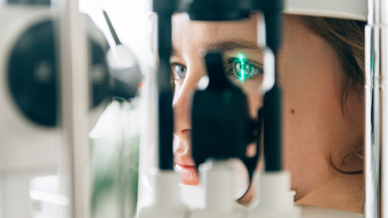 Технологията зад ChatGPT се справя по-добре със съвети за проблеми с очите, отколкото лекарите неспециалисти, установява проучвателен тест