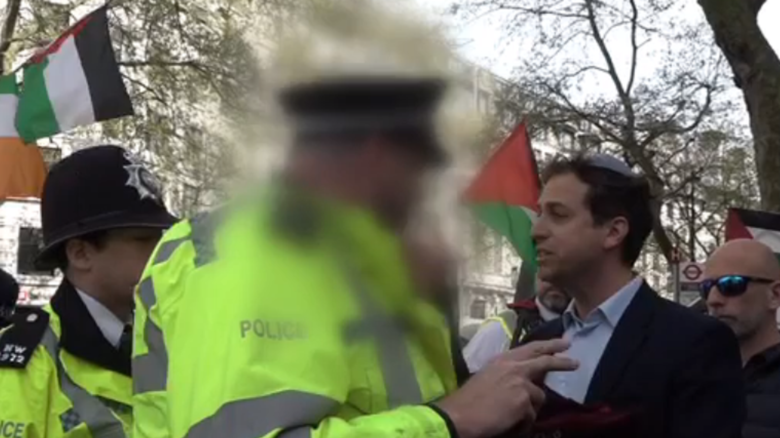 Кадрите на Sky News разкриват нови подробности за обмена между полицията и антисемитския активист, наречен „открито евреин“
