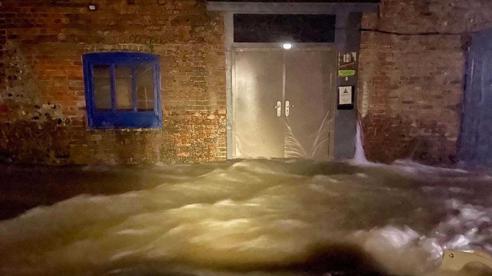 'Scary' West Sussex flooding: Rescuers warn public to 'get to high ...