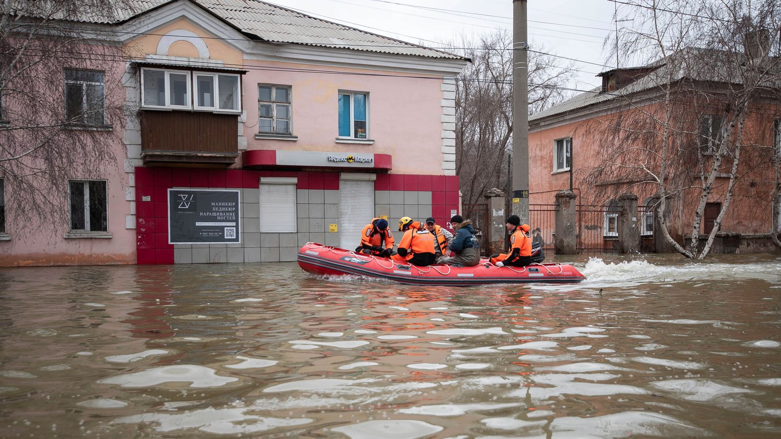 Наводнения в России и Казахстане: Более 100 000 человек эвакуированы из-за сильнейшего наводнения за последние десятилетия |  Новости мира
