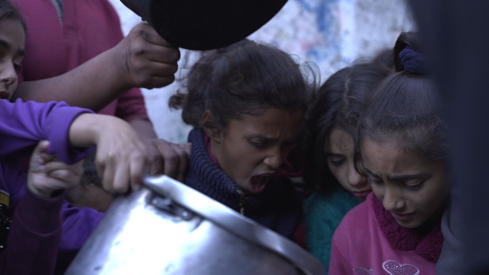 `Гладът е по-лош от войната`: Борбата за оцеляване в Газа