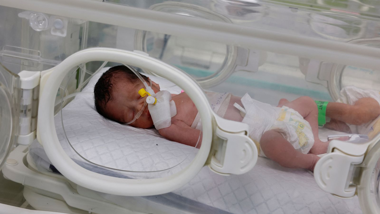 Bebé salvado del vientre de su madre muerta en ataque israelí |  Noticias del mundo