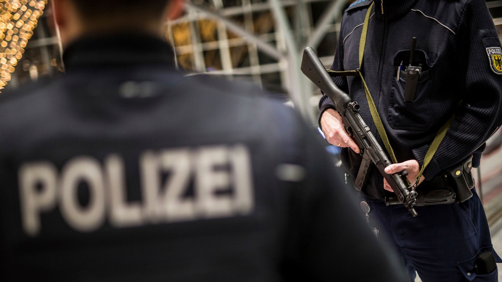 Германия арестува мъже, за които се предполага, че са шпионирали в полза на Русия в план за саботиране на украинската помощ