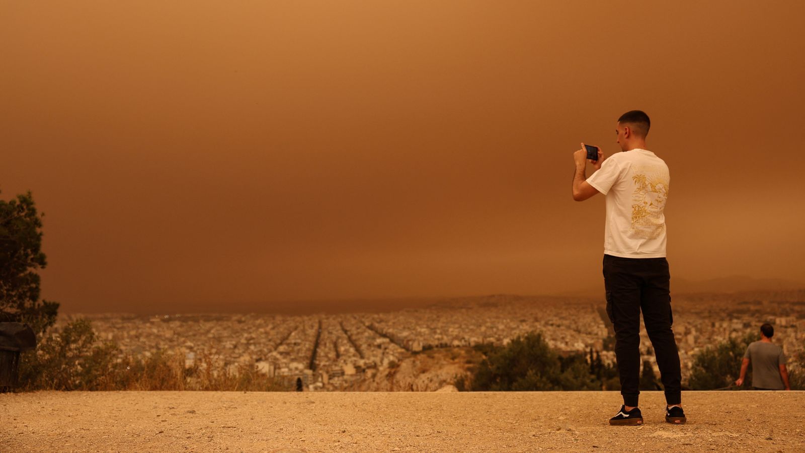 Изображение Гръцката столица става оранжева под облаците прах от Сахара
