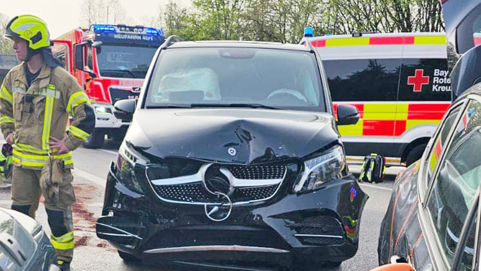 Мюнхенската полиция съобщи че Renault с четирима души е завивало