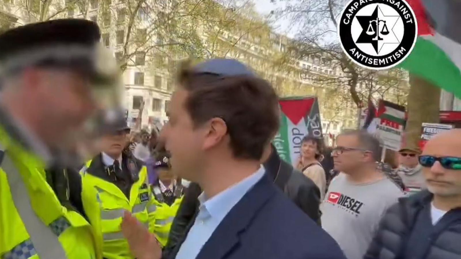 Главният изпълнителен директор на Кампанията срещу антисемитизма CAA носеше шапка