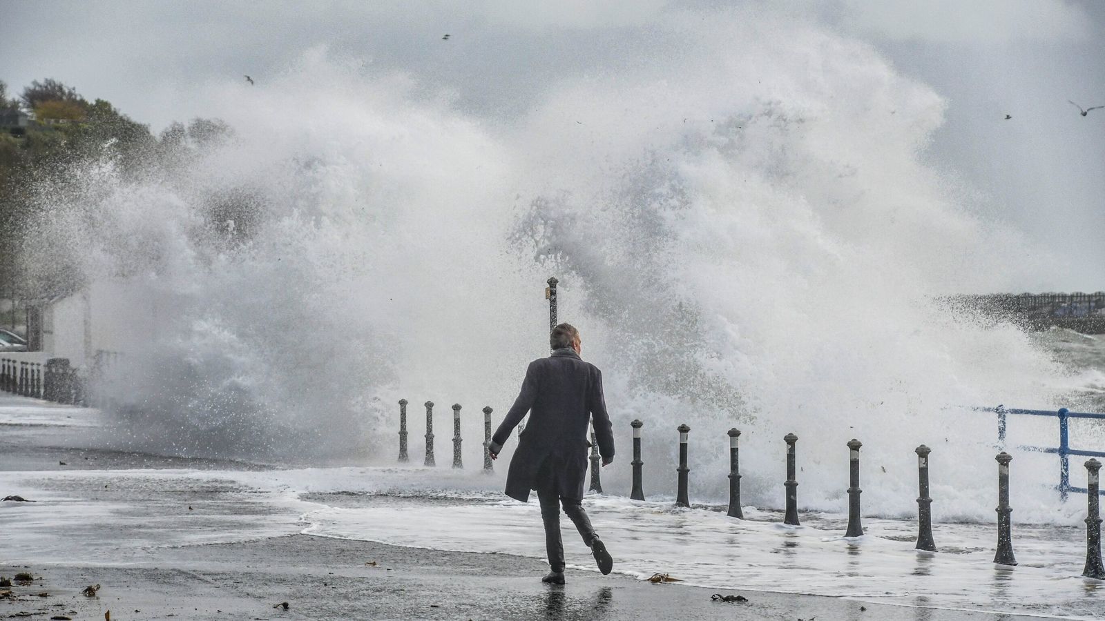 Нови метеорологични предупреждения за части от Обединеното кралство след прекъсването на бурята Катлийн