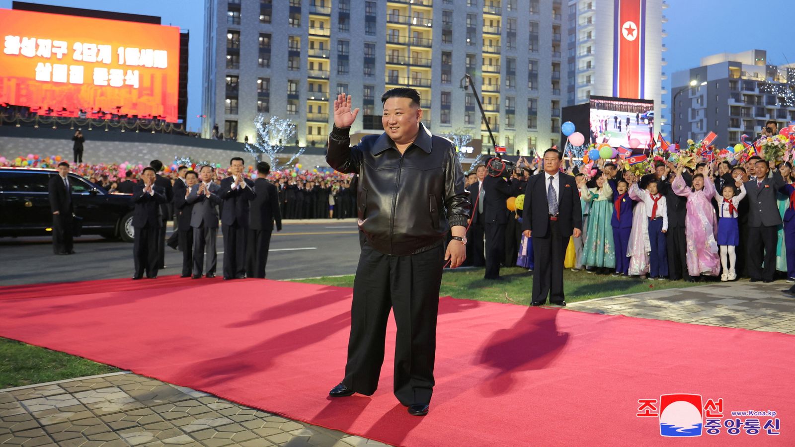김정은이 자신을 북한의 '친절한 아버지'로 찬양하는 신곡을 발표했다.  세계 뉴스