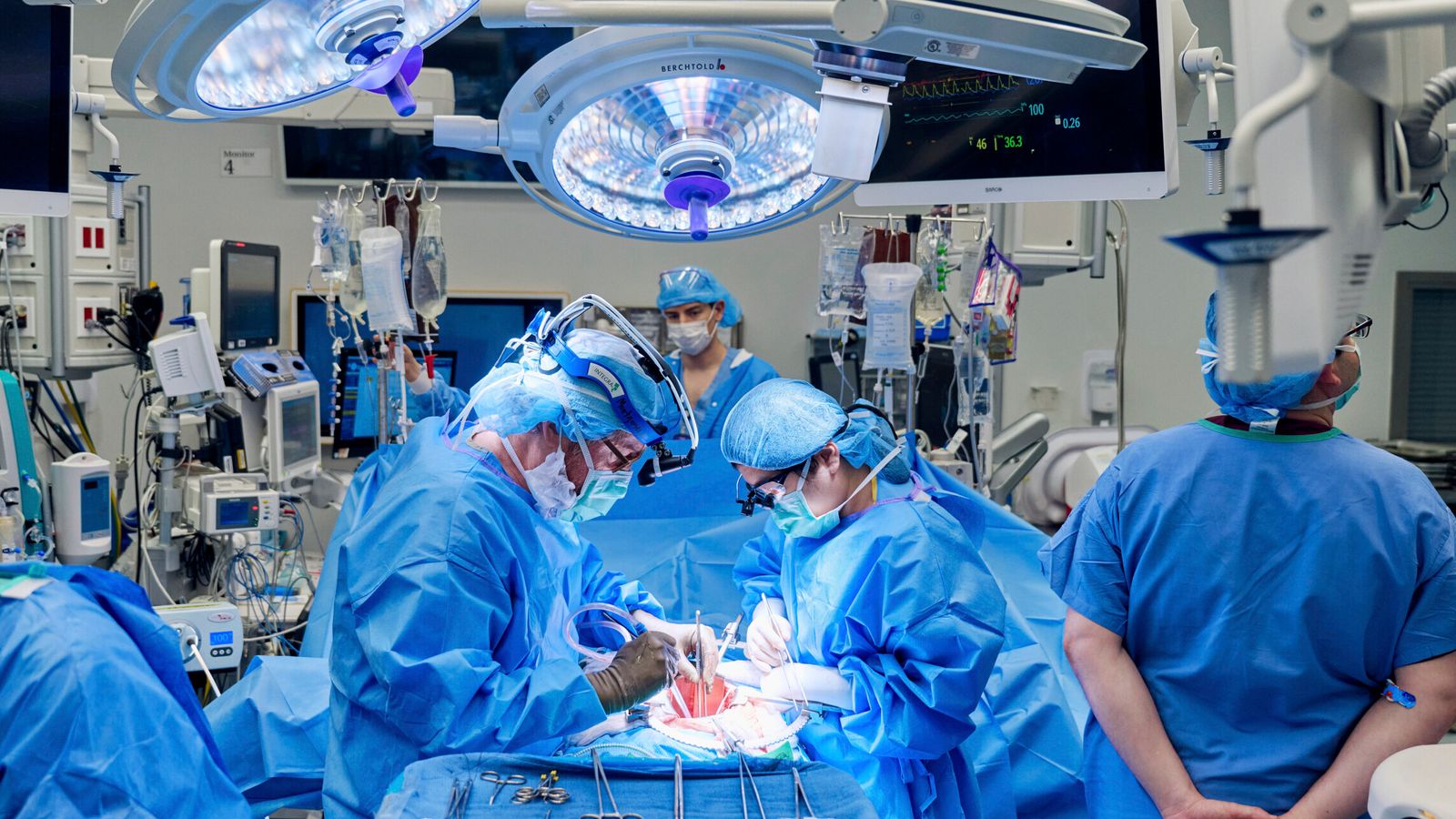 Жена комбинира трансплантация на бъбрек от прасе и имплант на сърдечна помпа за първи път в света