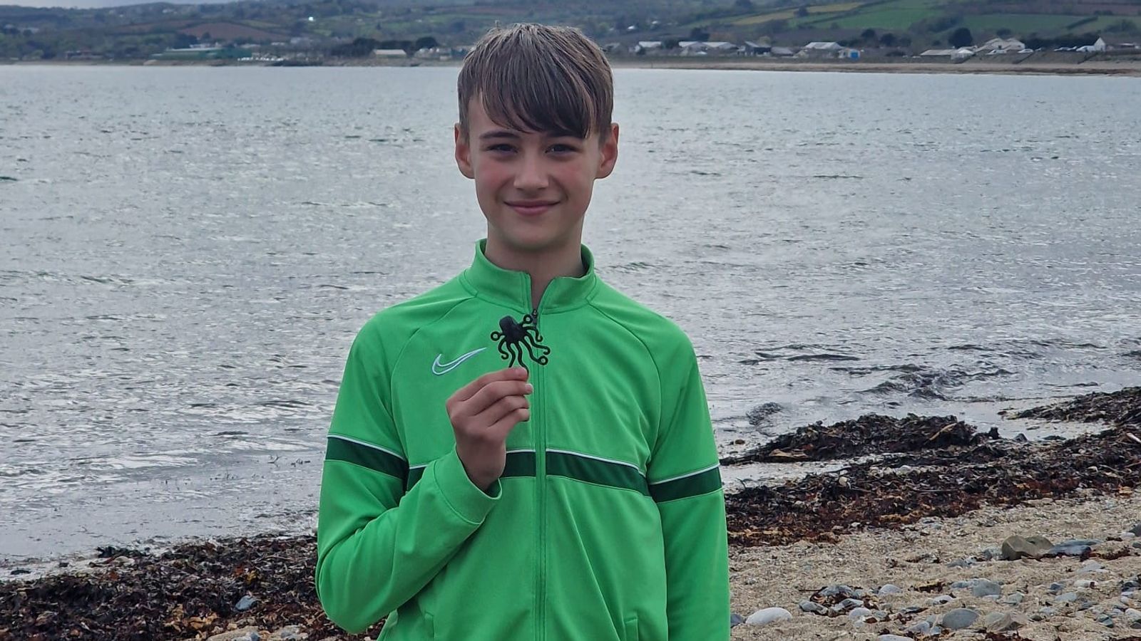 Момче, 13, намира „свещения граал“ парче октопод от Лего от разлив в морето през 1997 г.