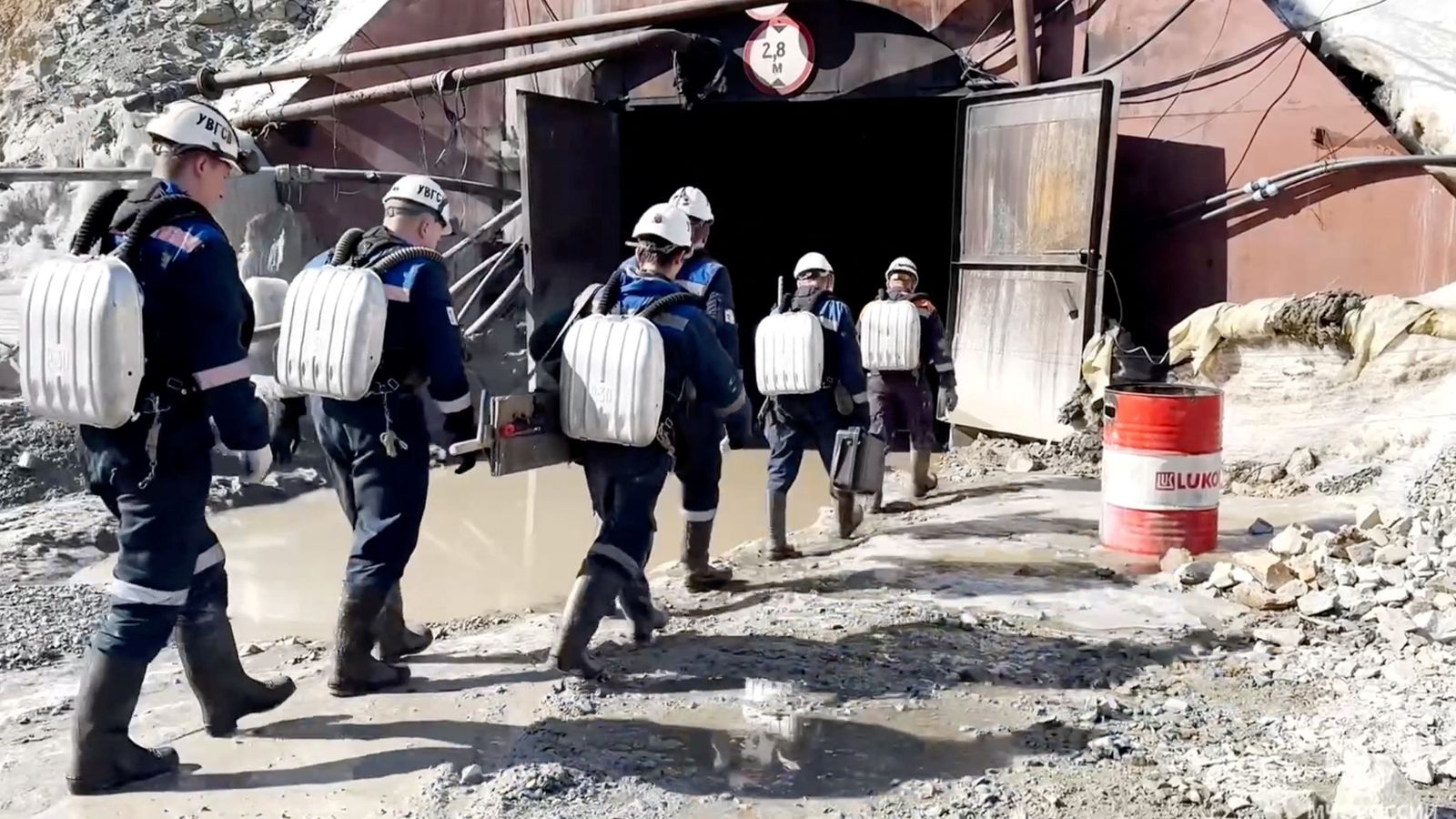 Русия: Спасителната мисия на 13 хванати в капан златни миньори е прекратена