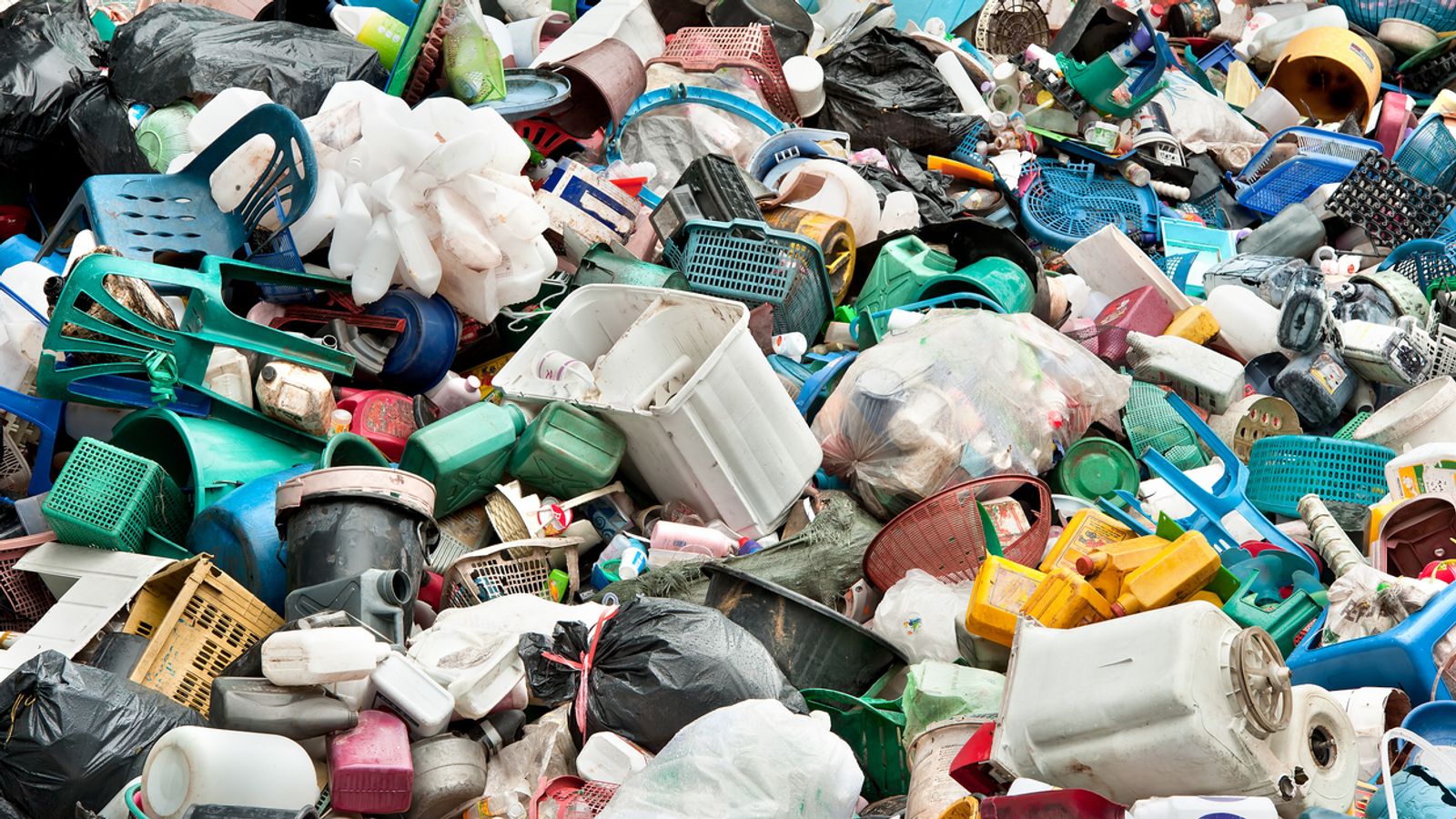 Пластмасовата криза „извън контрол“, тъй като 1,7 милиарда парчета се изхвърлят всяка седмица в Обединеното кралство