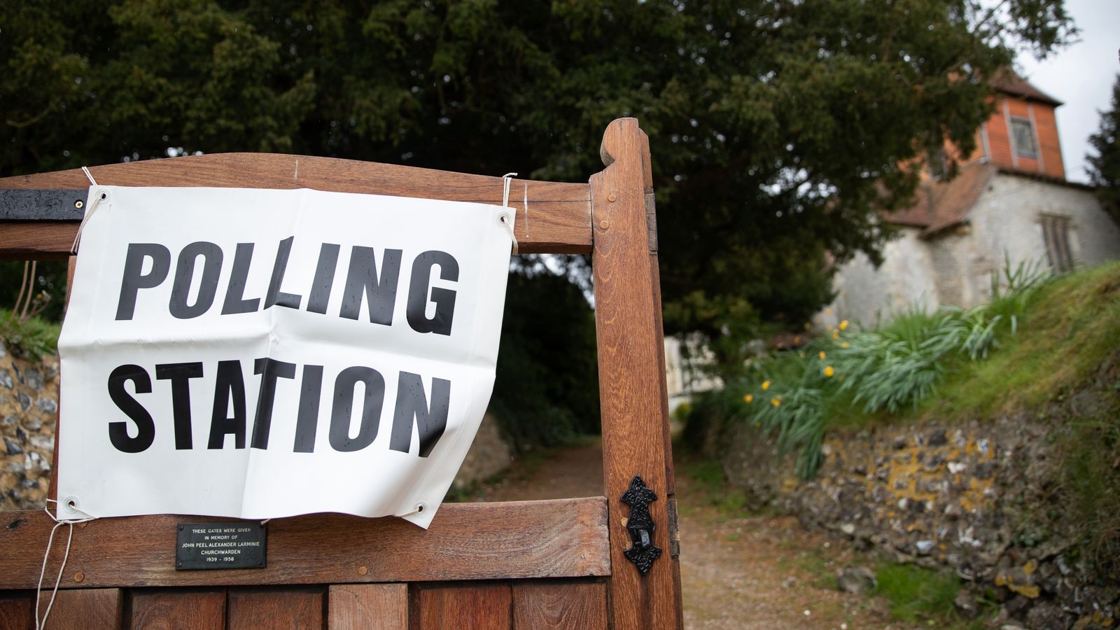 Торите очакват удари на местните избори - но може ли това да означава, че лейбъристите ще имат по-трудната работа?
