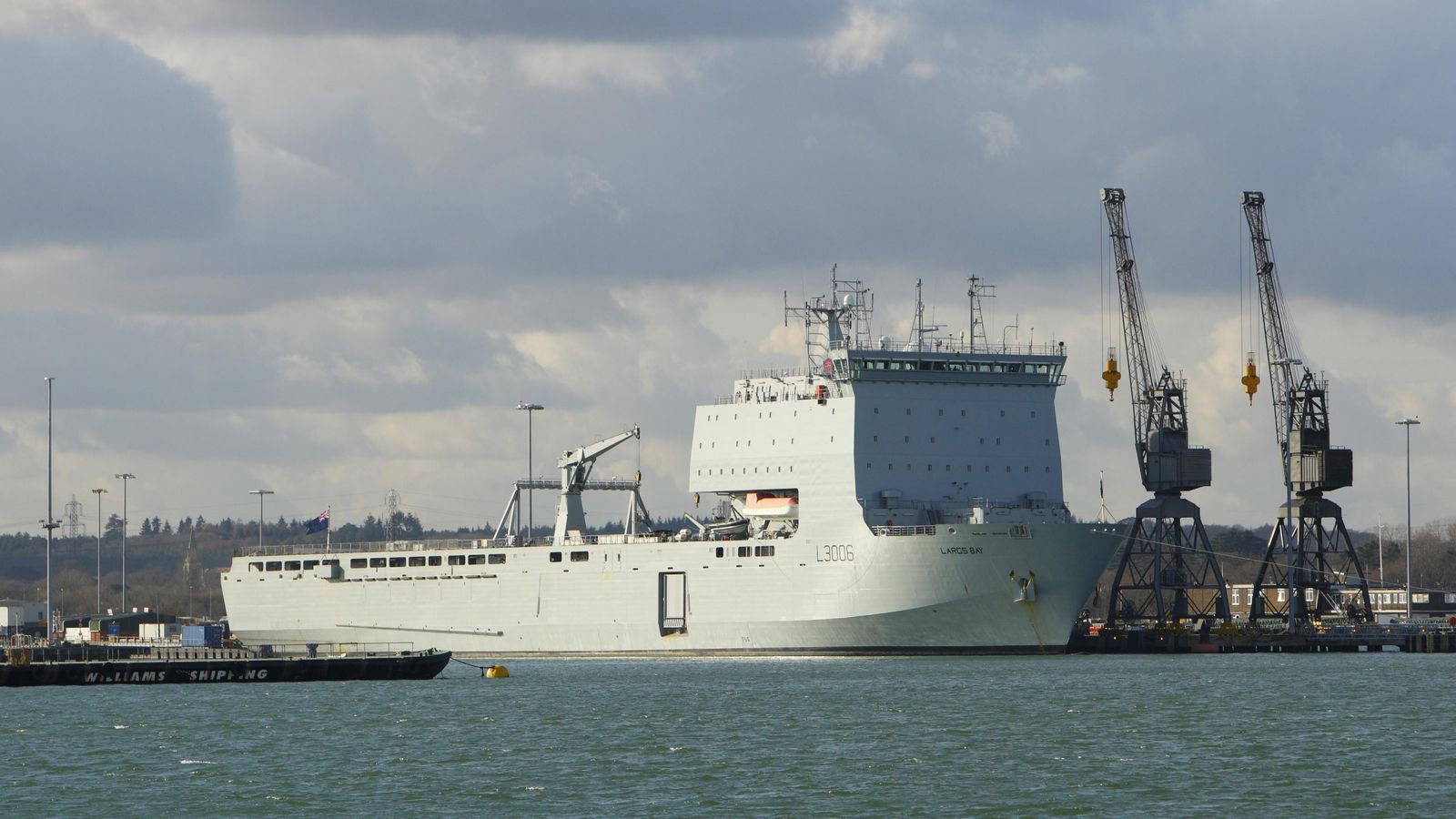 Моряците, подкрепящи Кралския флот, гласуват за стачка - и това „може да изложи на риск сигурността“