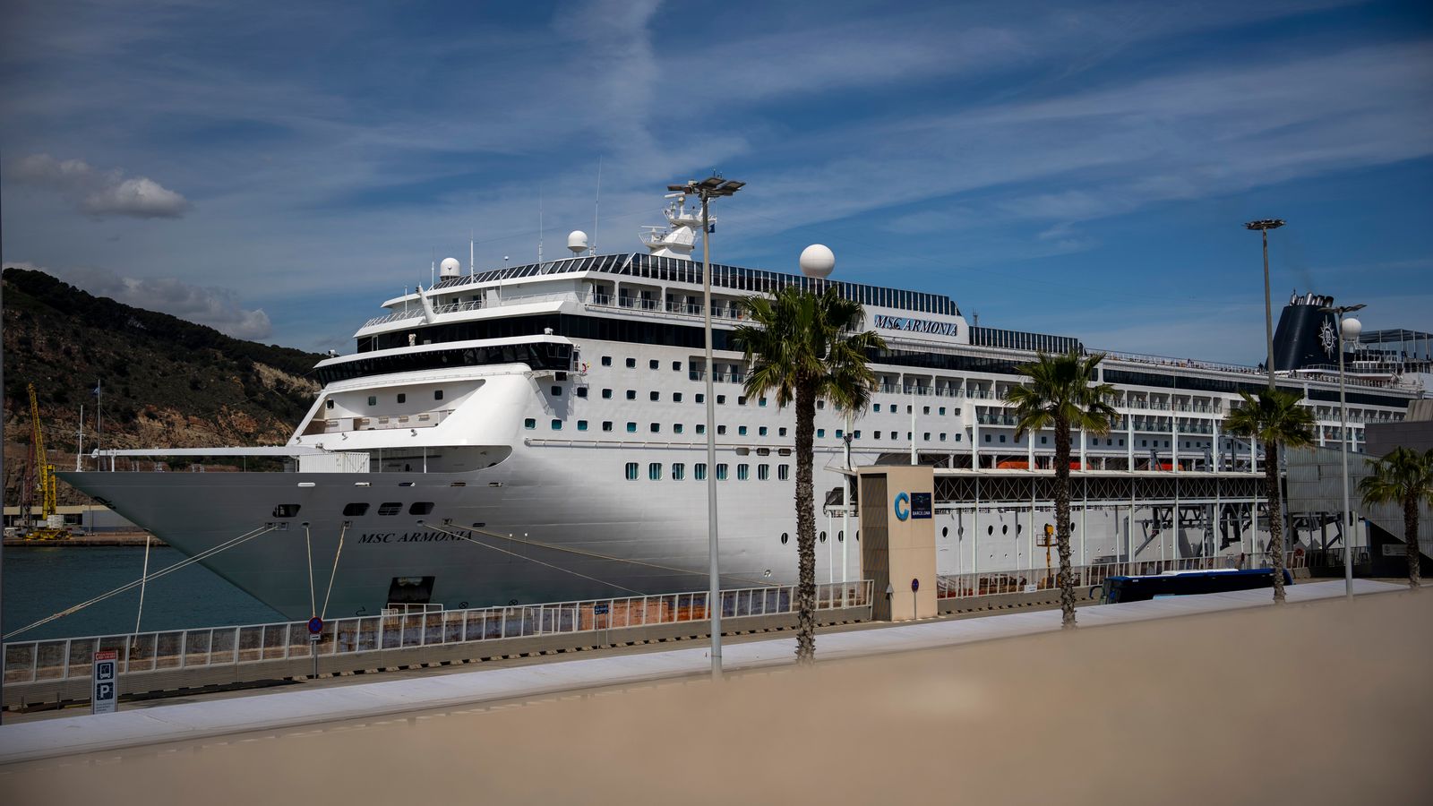 Круиз, превозващ 1500 пътници, блокиран в пристанището на Барселона заради спор за боливийска виза