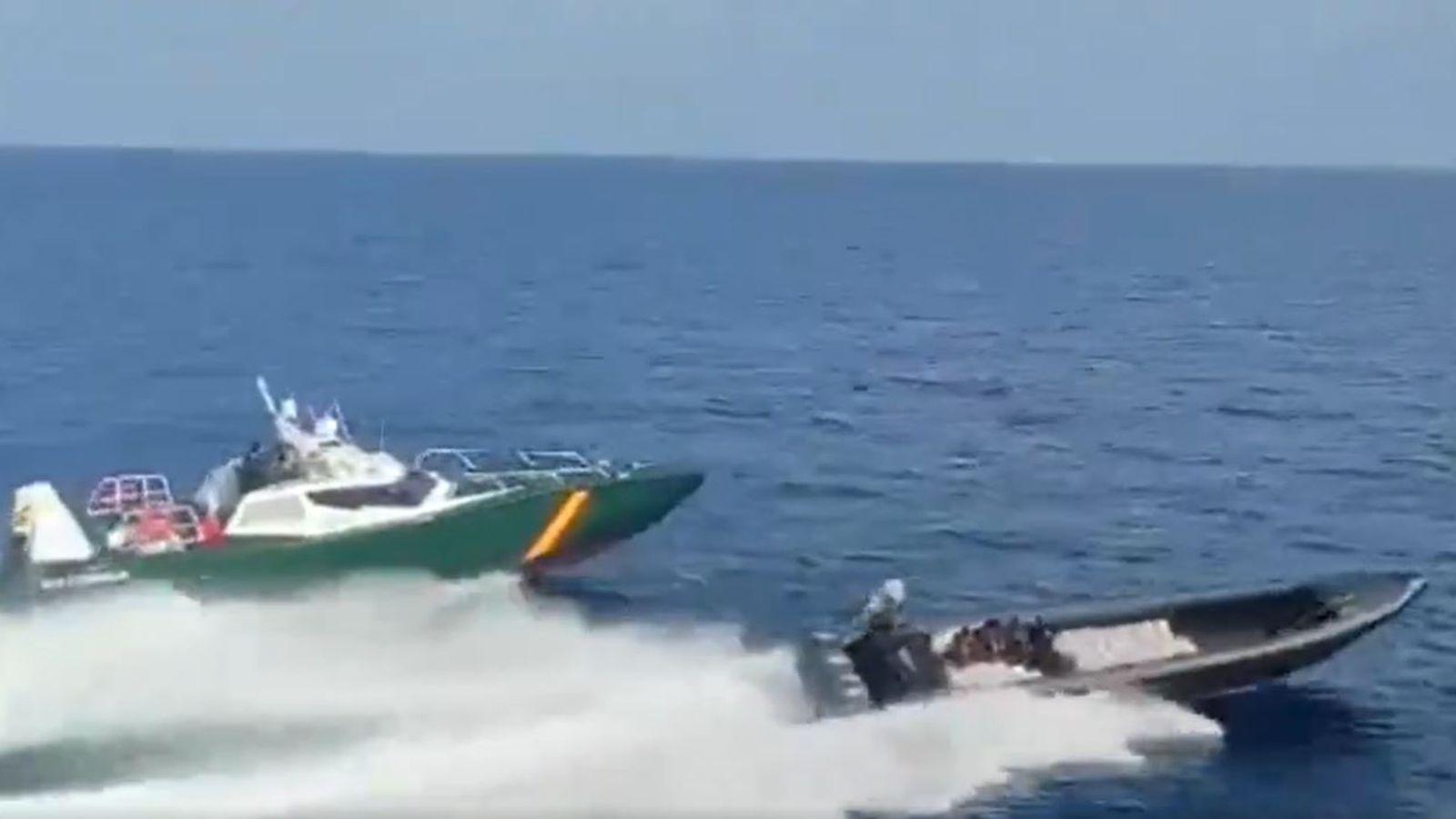 Разпространени са драматични кадри от преследване с лодка, след като испанската полиция залови огромен товар от наркотици