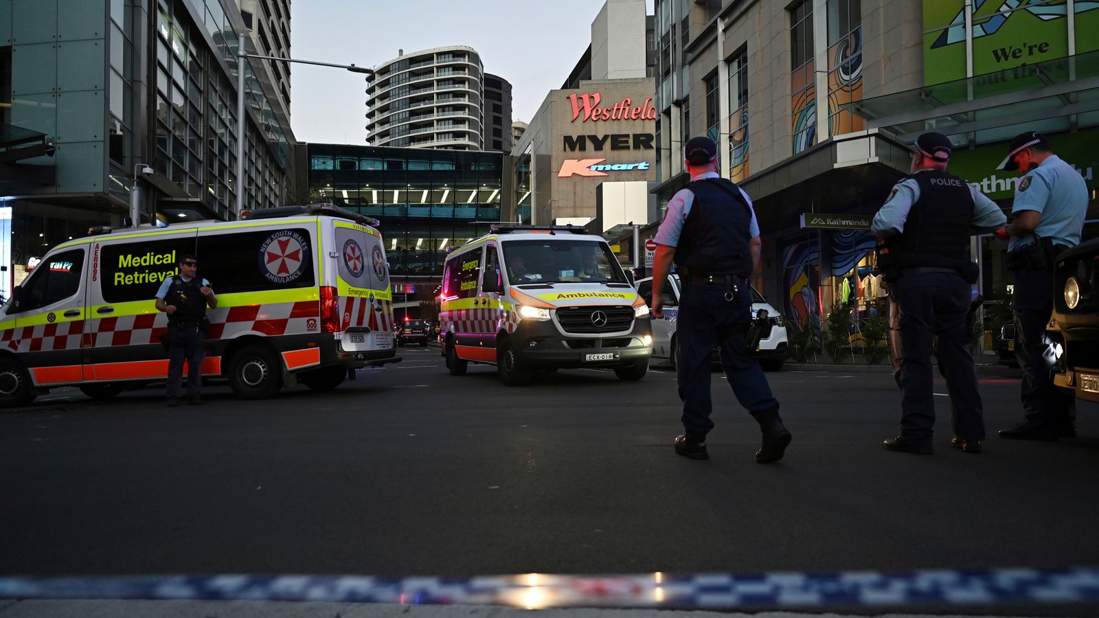 Помощ за ранено бебе и реанимация - „героите“, които се втурнаха към жертвите в Сидни