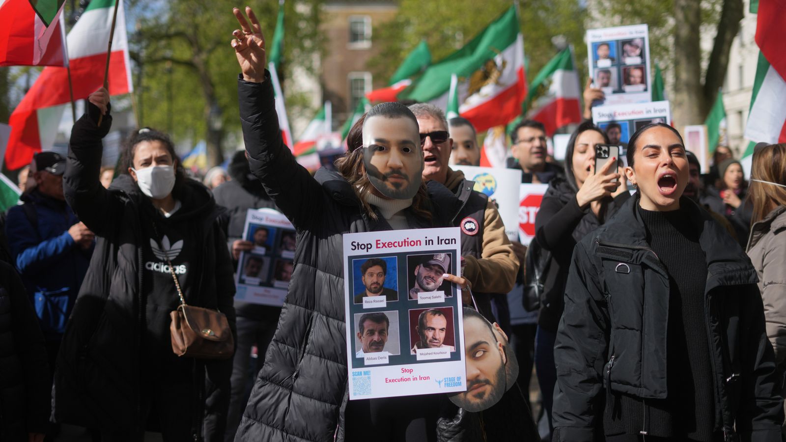 Протести в Лондон срещу смъртна присъда, наложена на иранския рапър Тумай Салехи