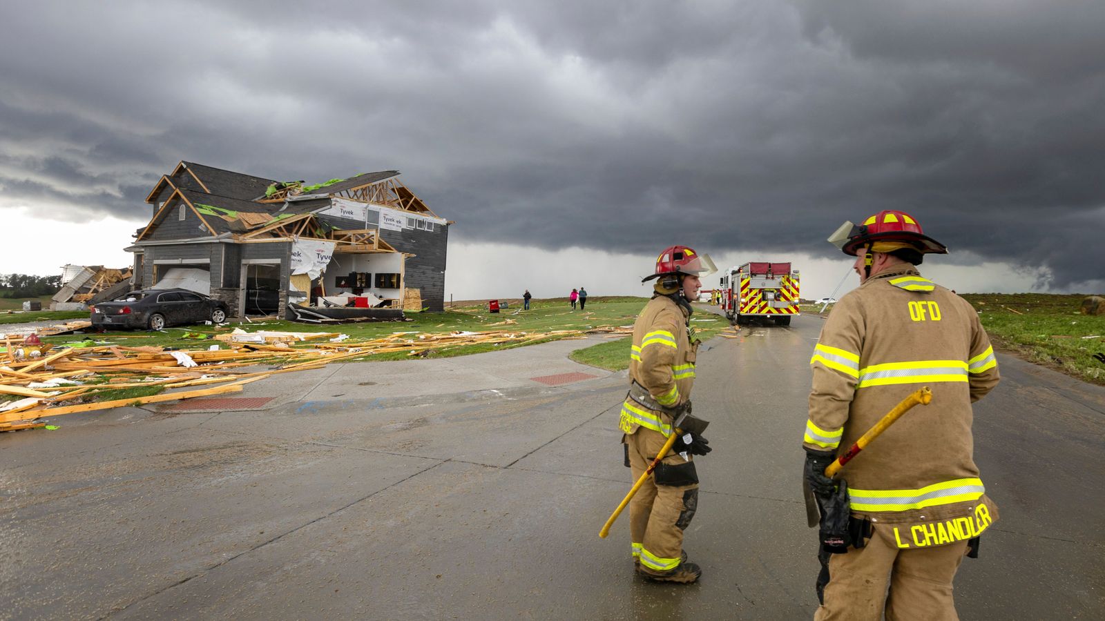 Стотици домове са повредени, след като торнадо връхлетя Небраска