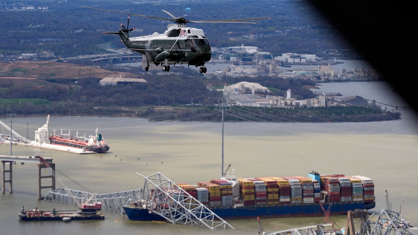 Екипите за спасяване на моста в Балтимор започват да изваждат контейнери от товарен кораб