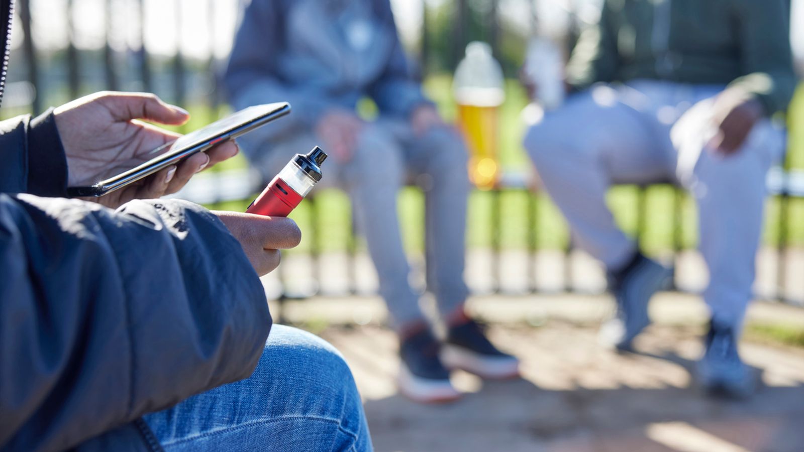 Младите момичета в Обединеното кралство пият, пушат и изпаряват повече от момчетата, се казва в проучване