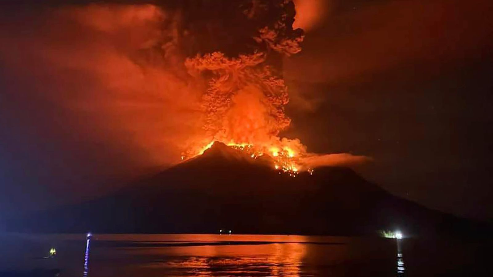 Хиляди бяха заповядани да напуснат домовете си, тъй като изригването на вулкан в Индонезия предизвика предупреждение за цунами