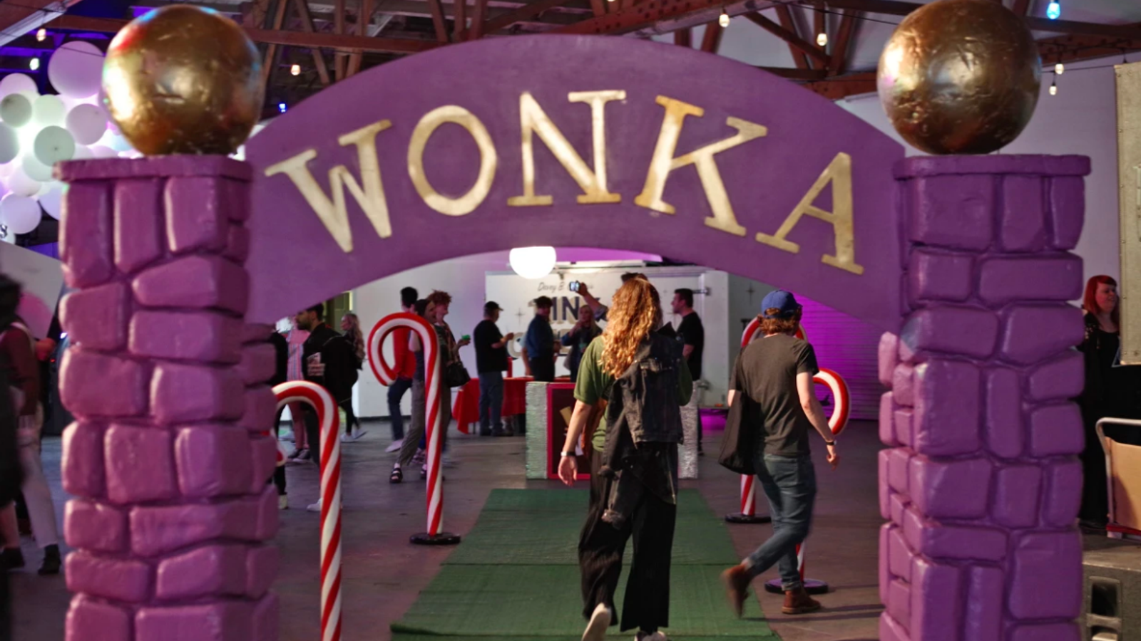 Вдъхновено от Wonka шоколадово изживяване в Лос Анджелис, което имитира събитието в Глазгоу, привлича десетки