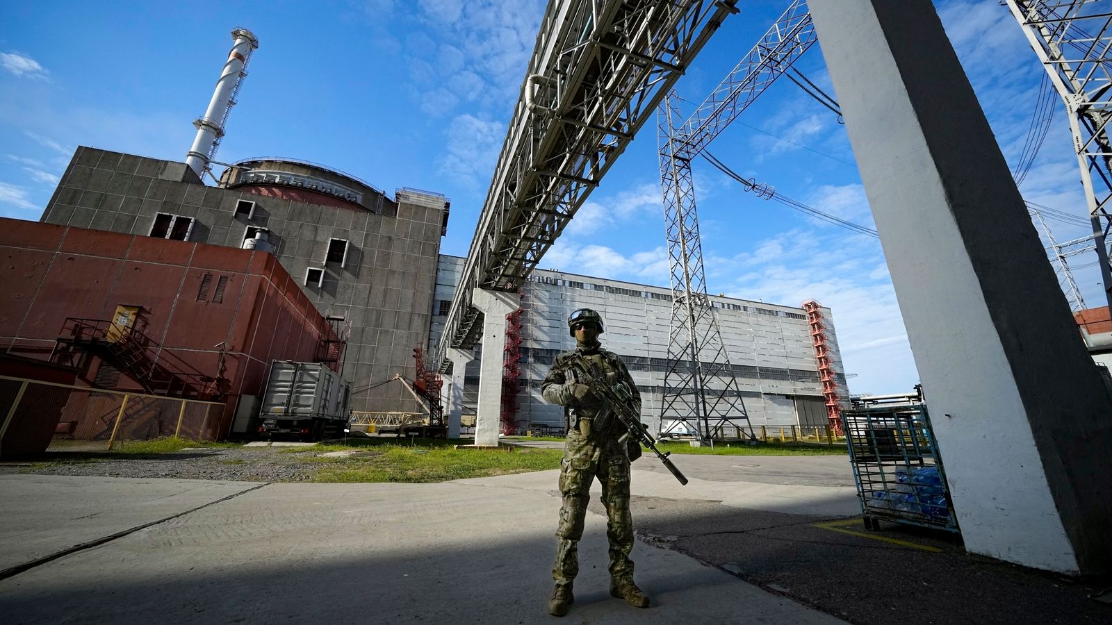 Атака с дрон удари контролираната от Русия атомна електроцентрала Запорожия в Украйна