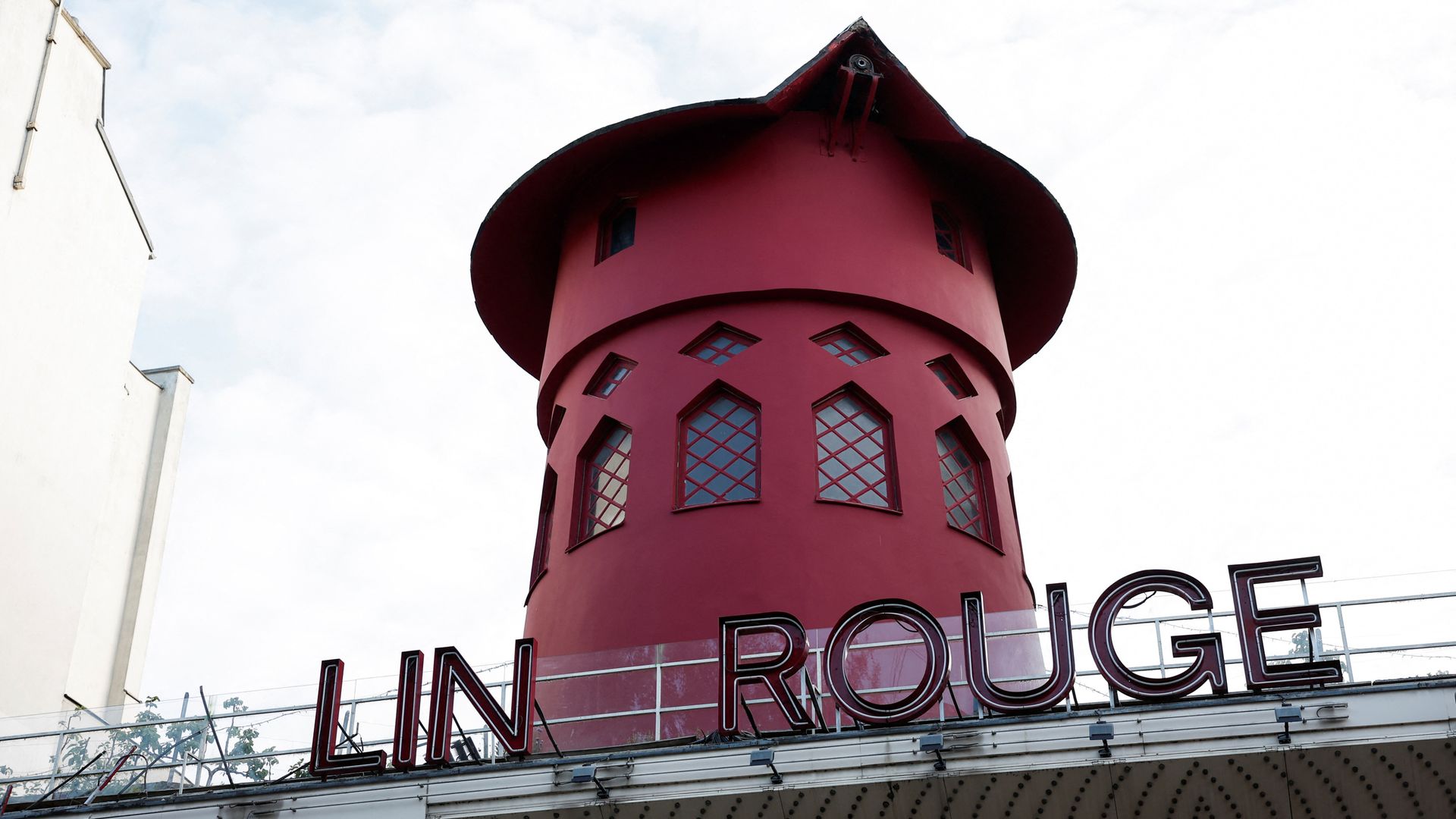 Windmill blades fall off the Moulin Rouge overnight