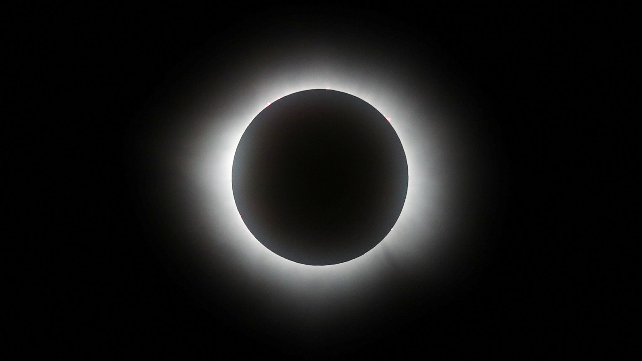 Total solar eclipse plunges stretch of North America into darkness ...