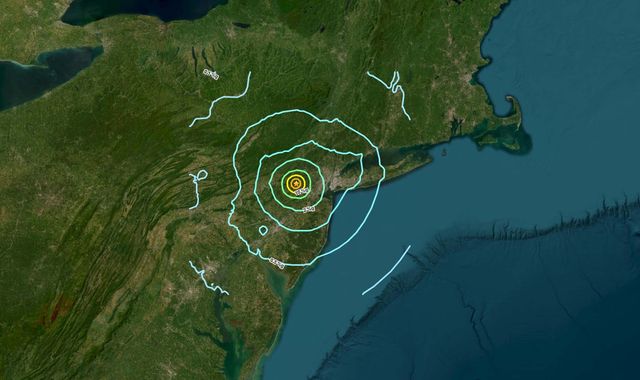 Earthquake Hits Us East Coast - Shaking Buildings In New York 