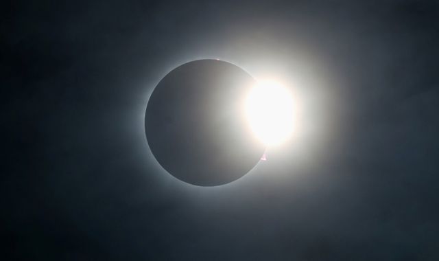 Total solar eclipse plunges stretch of North America into darkness - best video and pictures - Vimarsana News