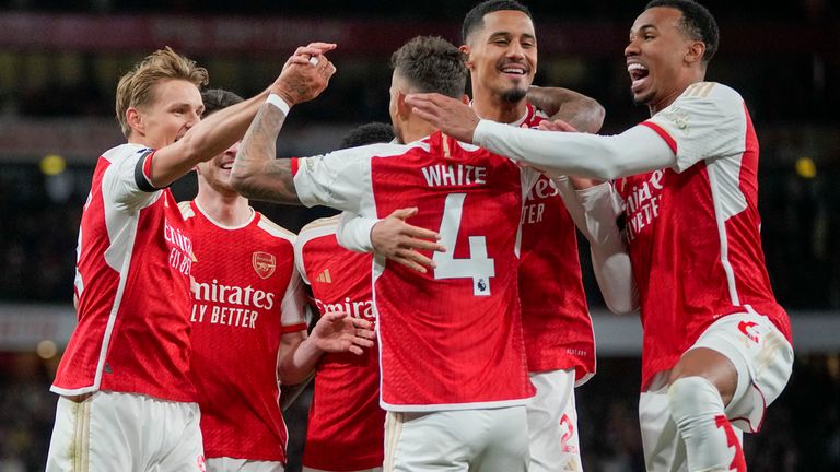 Arsenal&#39;s Ben White, center front, celebrates with teammates after scoring his side&#39;s second goal during the English Premier League soccer match between Arsenal and Chelsea at Emirates Stadium in London, Tuesday, April 23, 2024. (AP Photo/Kin Cheung)